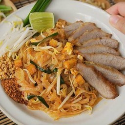 ผัดไทยเส้นจันท์ ( หมูย่าง )
