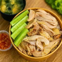 ข้าวมันไก่คลีน โปรตีนสูง (น่องสะโพก 170 กรัม) จับคู่ซุบมิโส๊ะ