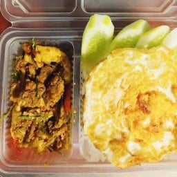 ข้าวชุดคั่วกลิ้งกับไข่