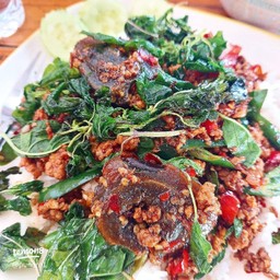 กะเพราไข่เยี่ยวม้า ราดข้าว