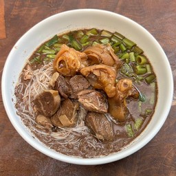 ก๋วยเตี๋ยวรวมตุ๋นน้ำตก