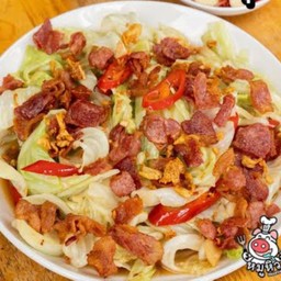 ผัดกะหล่ำปลีน้ำปลาหอมใส่เบคอน ราดข้าว