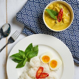 ขนมจีนแกงเขียวหวาน  Rice noodles in green curry sauce served with boiled egg