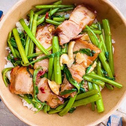 ผักบุ้งหมูกรอบ