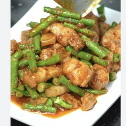 ผัดพริงแกงหมูสามชั้นราดข้าวใส่ถั่วฝักยาว