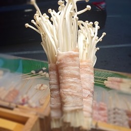 เห็ดเข็มทองห่มผ้า