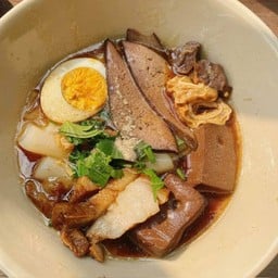 ก๋วยจั๊บ อาหารตามสั่ง ข้าวมันไก่ ยายพาเจ้าเก่า