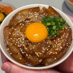 ข้าวหน้าหมูย่างเกาหลีล้อมเดือน (หมูสามชั้นย่าง ไข่กุ้ง ไข่ดอง) ซอสหม่าล่า