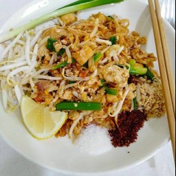 ผัดไทย ปลาหมึกกรอบ