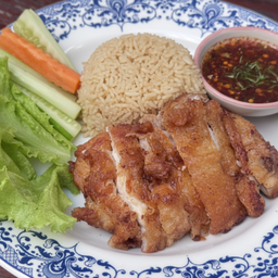 ข้าวมันไก่ทอด น้ำจิ้มแจ่ว