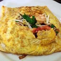 ผัดไทยห่อไข่