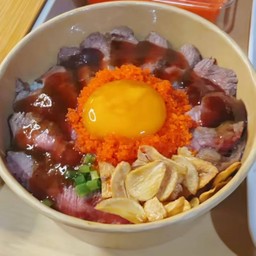 ข้าวหน้าเนื้อล้อมเดือน( เนื้อย่าง ไข่ดอง ไข่กุ้ง)