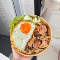 ข้าวกะเพราหมูชิ้นไข่ดาว