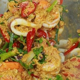 กุ้งหมึกผัดผงกะหรี่