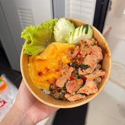 ข้าวกะเพราหมูชิ้นไข่ข้น