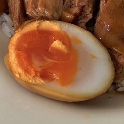 ไข่ต้ม 1 ฟอง ราดน้ำขาหมู