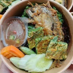 ชุดข้าวปลาทู+น้ำพริกกะปิ+ไข่ชะอม+แตงกวา