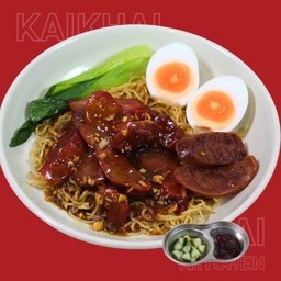 บะหมี่คลุกหมูแดงย่างน้ำผึ้ง พร้อมไข่เป็ดมะตูม