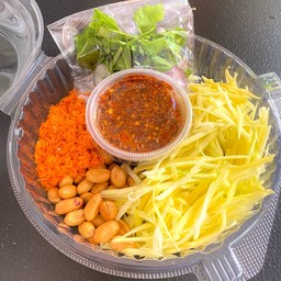 [อร่อยซ่ากับโค้ก] ยำมะม่วง +  โค้ก ออริจินัล (กระป๋อง) 