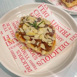 ครอฟเฟิลนูเทล่าอัลมอนด์