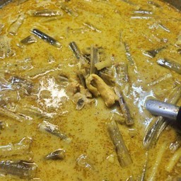 แกงกะทิไก่ใส่หยวกกล้วย