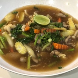 ก๋วยเตี๋ยวราดหน้าเนื้อ