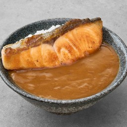 ข้าวแกงกะหรี่แซลมอนย่าง