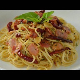 สปาเก็ตตี้เบคอนผัดพริกแห้ง