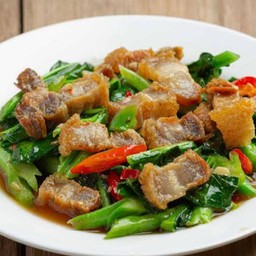 ผัดคะน้าหมูกรอบ