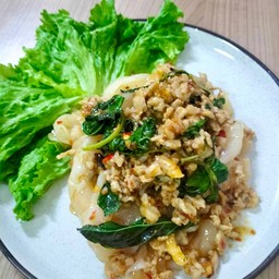 กระเพราเส้นใหญ่หมูสับ
