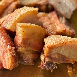 หมูกรอบจิ้มซีฟูด