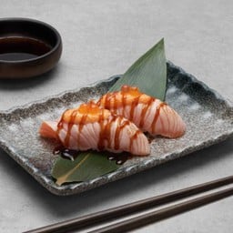 ซูชิปลาแซลมอนซอสเมนไทสไปซี่ (2 คำ)