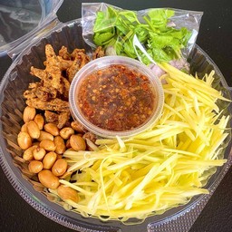 ยำมะม่วงปลากรอบ