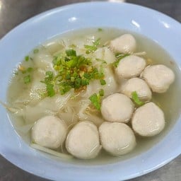 ก๋วยเตี๋ยวลูกชิ้นหมูโสภณ ตลาดเทเวศร์