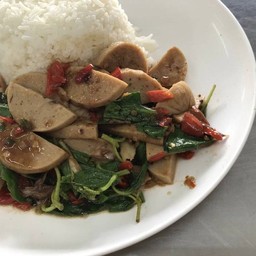 ข้าวกระเพราหมูยอ Rice + basil and pork sausage