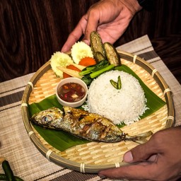 ปลาตาโตทอด + บูดู + ผักลวก + ข้าวเปล่า