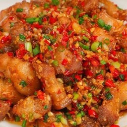 ข้าวหมูสามชั้นคั่วพริกเกลือ