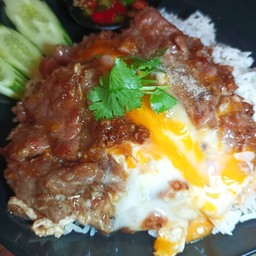 ข้าวเนื้อกะเทียมคั่วไข่ขยี้