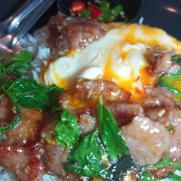 ข้าวกะเพราเนื้อคั่วไข่ขยี้