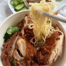 บะหมี่สะโพกไก่ทอด(สูตรหมูทอดโหงวเฮียงบะ)