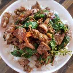 ข้าวกระเพราเครื่องในไข่เยี่ยวม้า