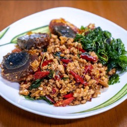 ข้าวกระเพราไก่ไข่เยี่ยวม้า