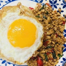 ผัดกะเพราพ่อบ้าน&หมี่ไก่ฉีก by ครัวหลังบ้าน -