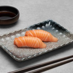 ซูชิปลาแซลมอน (2 คำ)