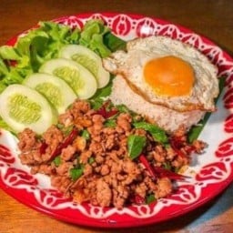 กระเพราถาด ส้มตำ คุณสมทรง  by ครัวต้นไทร ทำด้วยคนจริงใจ ขายกระเพราอย่างเดียว ให้เยอะอิ่มอร่อย คุ้มค่า🍝🍝🍚🍚🍤🍤 By นิยมโภชนา