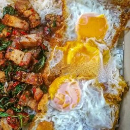 แค่ 155 ก็ได้กินไข่ดาว 3 ใบ (ผัดกระเพราหมูกรอบราดข้าว แบบจุ๊กๆ + ไข่ดาว 3 ใบ)