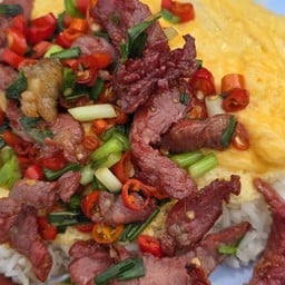 ข้าวเนื้อแดดเดียวคั่วพริกเกลือไข่ข้น