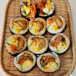 Kimbab - Stir-Fried Kimchi & Sesame Leaves 10 pcs (ข้าวห่อสาหร่าย-กิมจิผัด & ใบงา 10 ชิ้น)