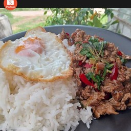 กะเพราเนื้อชิ้นราดข้าว