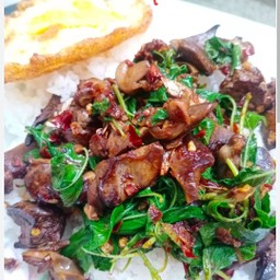 ข้าวผัดกระเพราเครื่องในไก่